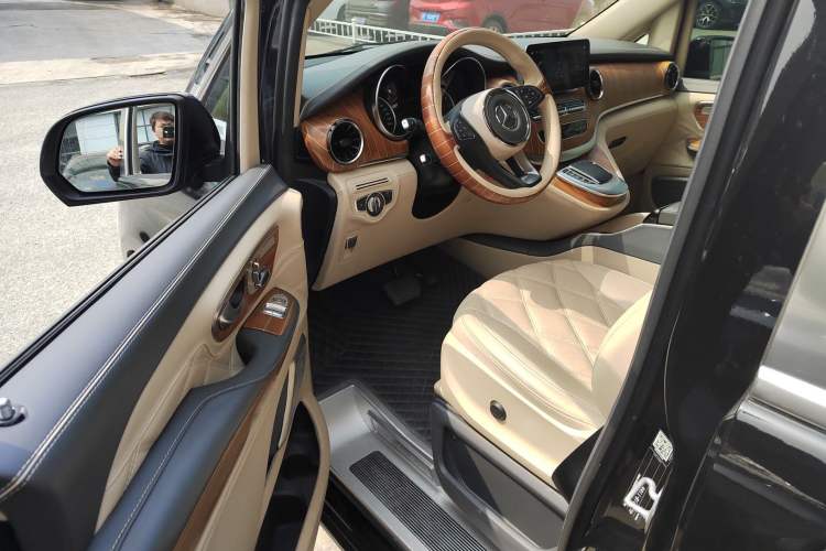 Used Mercedes-Benz V-Class 2016 V 260 Avantgarde Edition
