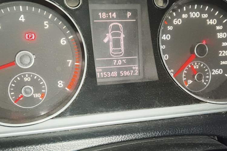 Used Volkswagen Magotan 2013 1.8TSI Comfort Model Odometer Close Up