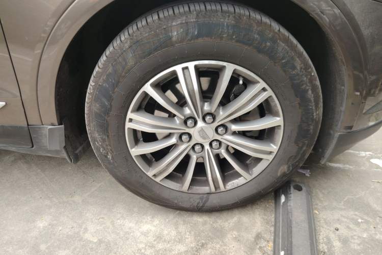 Used Cadillac XT5 2016 25T Luxury Model Right Front Wheel Hub