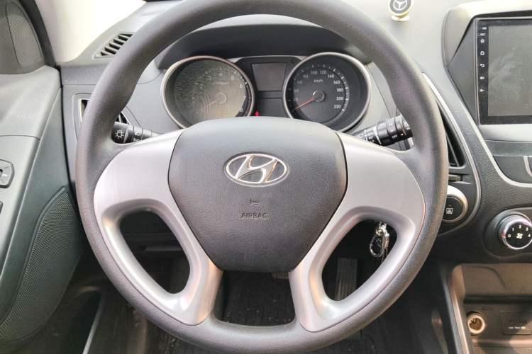 Used Hyundai ix35 2015 2.0L Automatic 2WD Comfort Edition China V Standard Steering Wheel