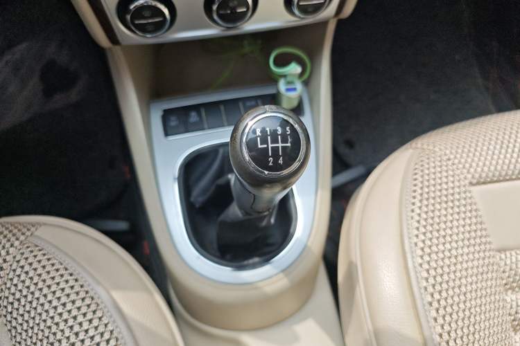 Used Volkswagen Lavida 2011 1.4 TSI Manual Prestige Edition Gear Lever