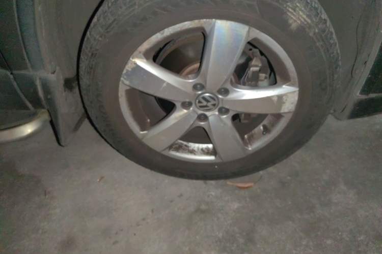 Used Volkswagen Tiguan 2010 2.0 TSI Automatic All-Wheel-Drive Elite Edition Right Front Wheel Hub