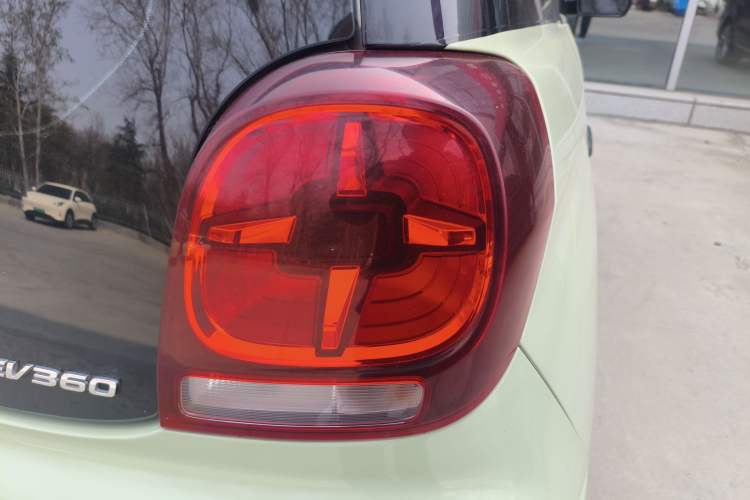 Used Roewe Clever 2021 302 km New Four-Seater Super-Efficient Version Right Rear Taillight