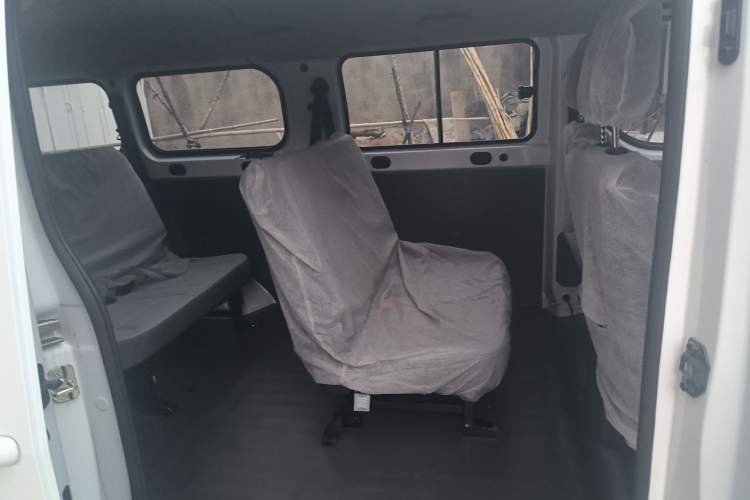 Used Wuling Yangguang 2024 300KM Comfort Version Passenger Van 75kW