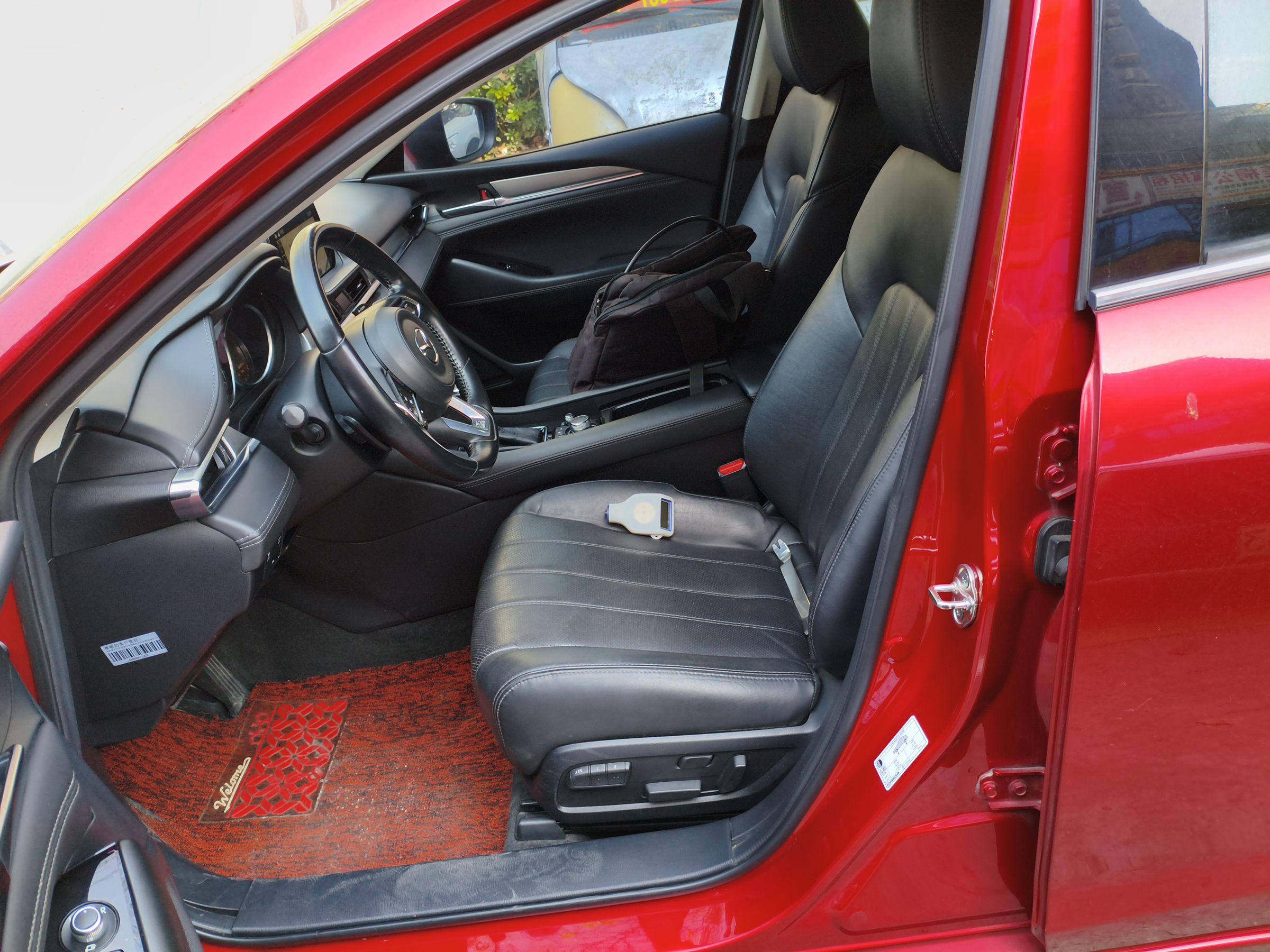 Переднее сиденье в автомобиле