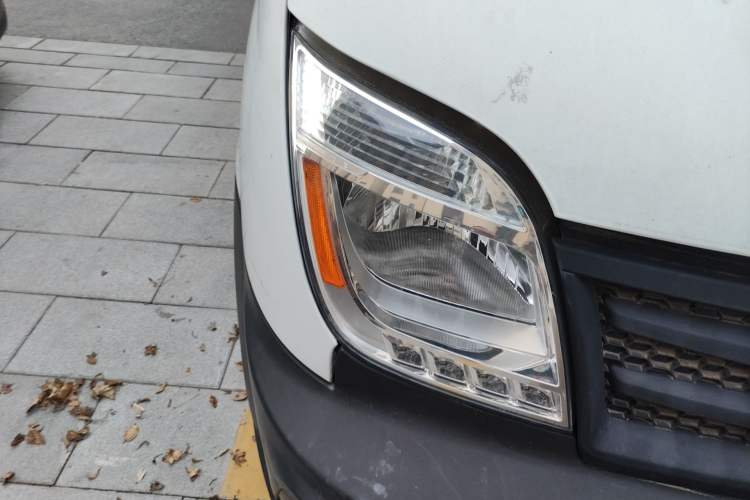 Used SAIC MAXUS Xintu V80 2019 2.5T Classic Version 6-Speed Manual – Aoyuntong Modified Long Wheelbase Mid-Height 7-Seater Right Front Headlight