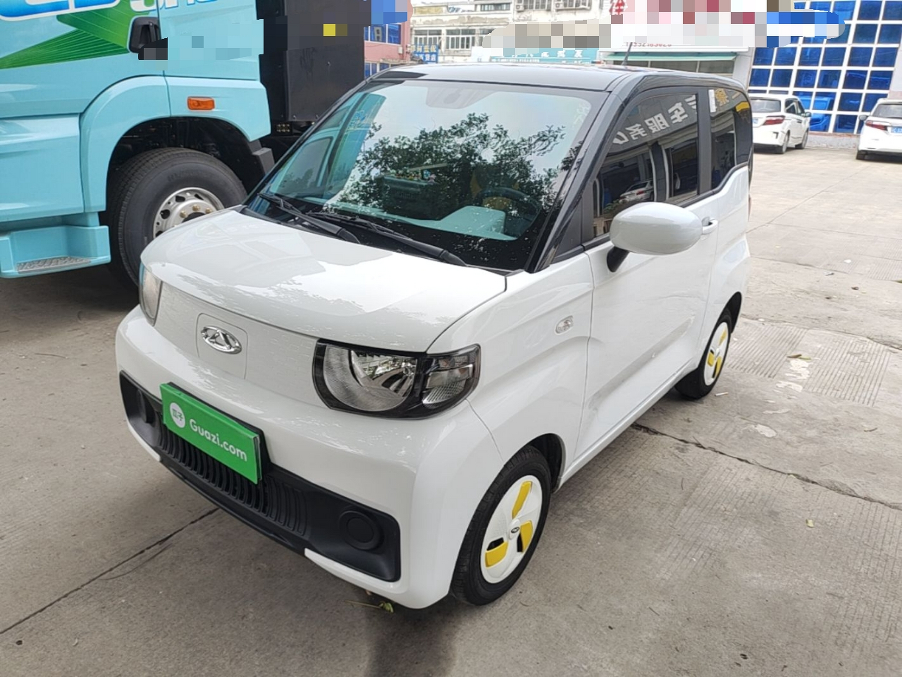 Unter der Vorderseite des Autos