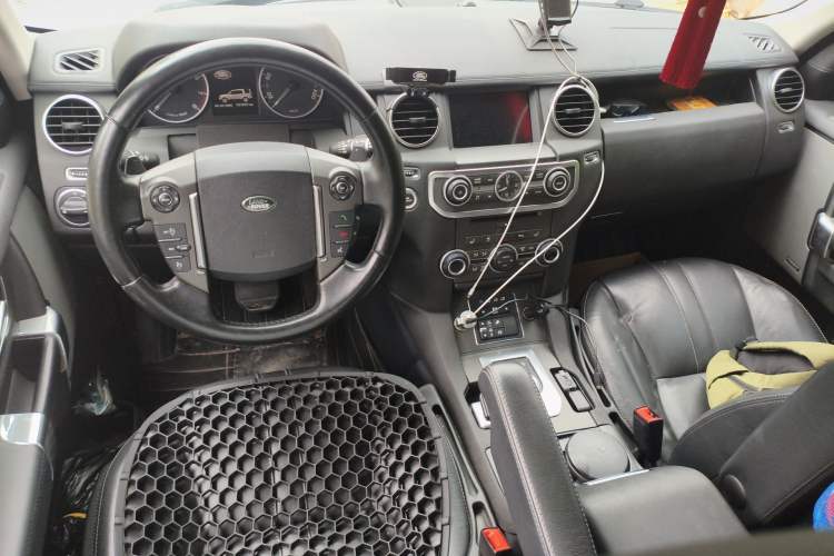 Used Land Rover Discovery 2015 3.0 SC V6 HSE Center Console