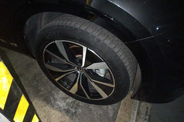 Used Volkswagen Tavendor 2023 380TSI Four-Wheel Drive R-Line First Edition Right Front Wheel Hub