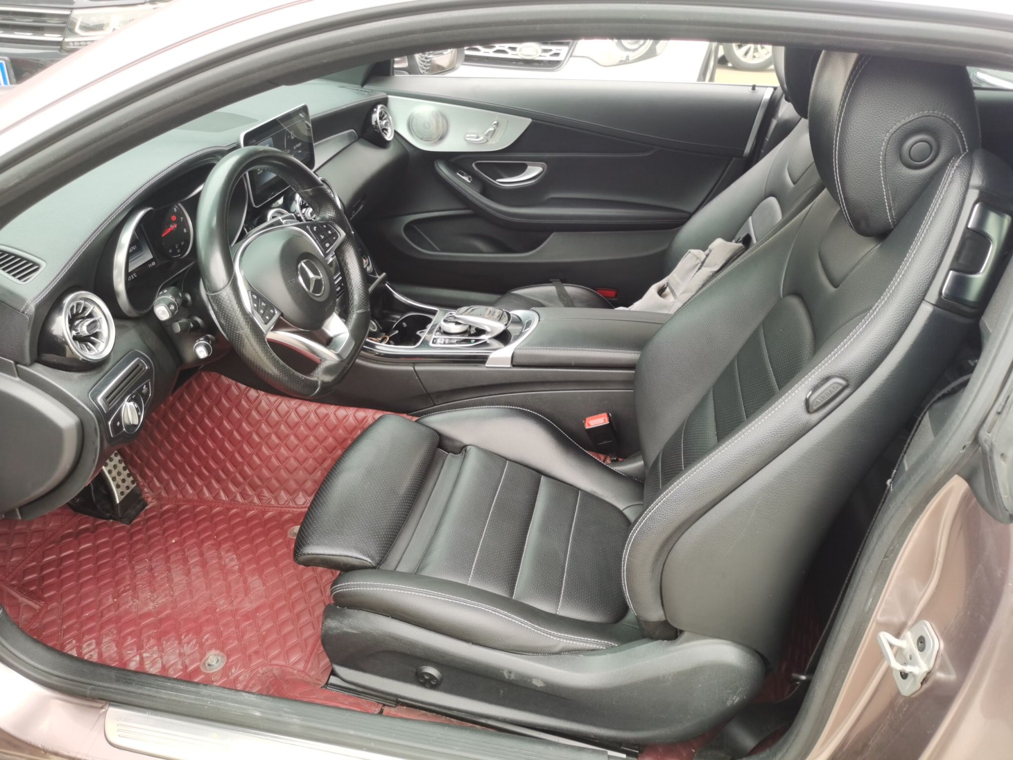 المقاعد الأمامية داخل السيارة