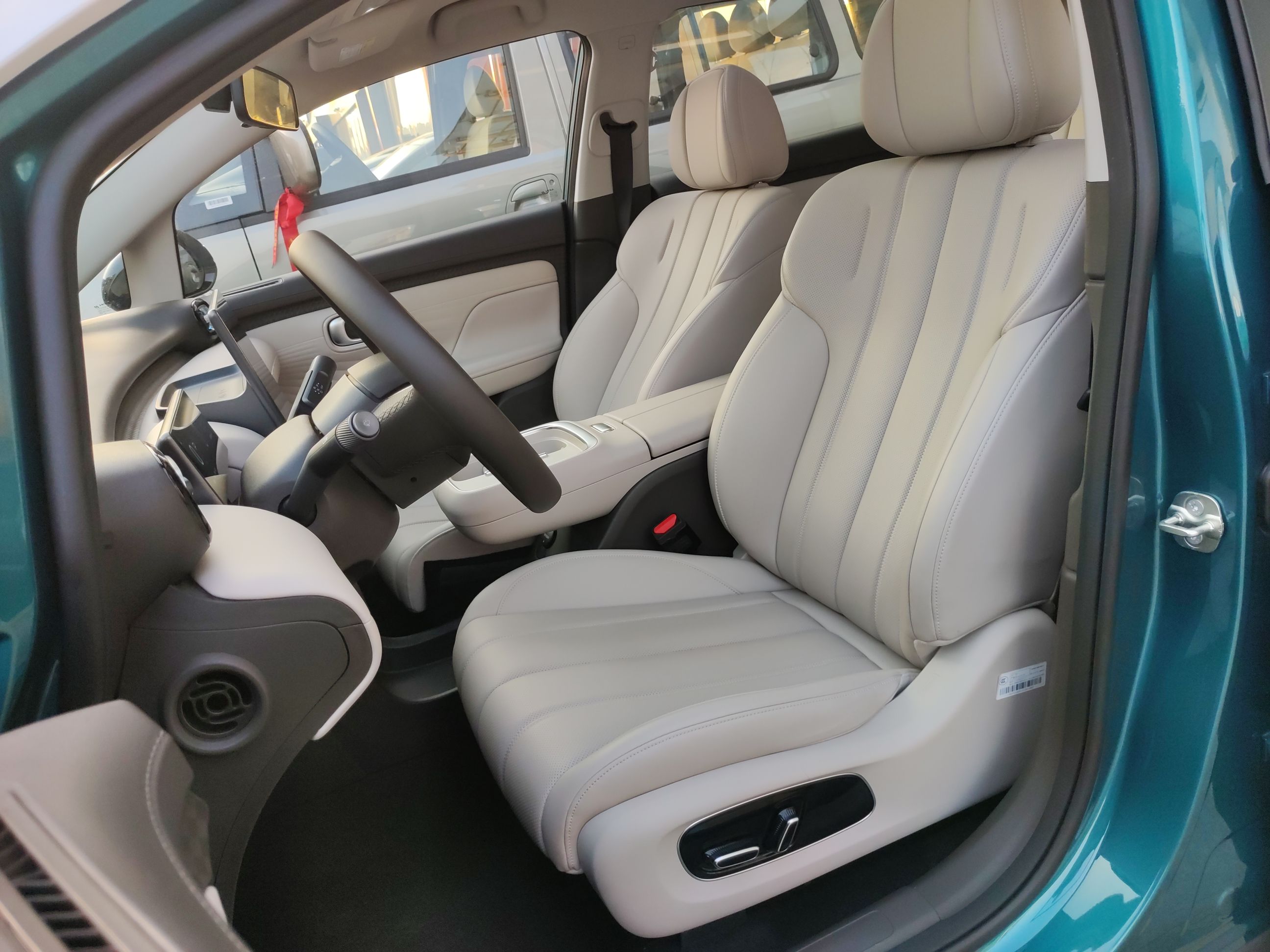 المقاعد الأمامية داخل السيارة