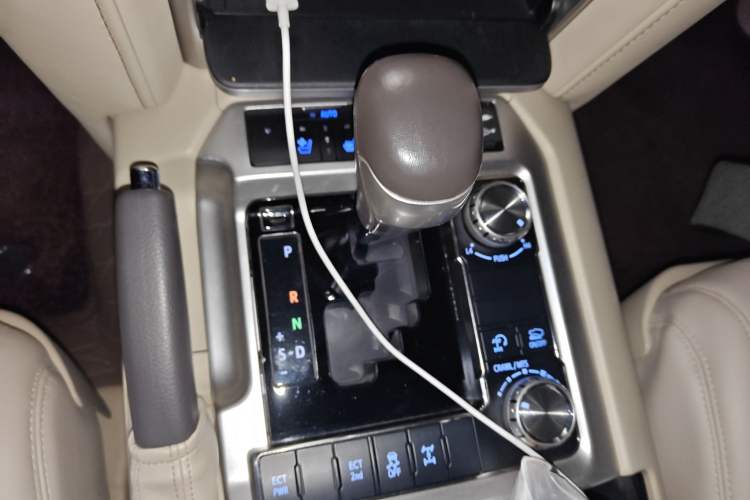 Used Toyota Land Cruiser 2020 5.7L VX-R Genuine Leather 8 Airbags Trailer Hitch Spare Tire Sunroof – Middle East Specifications
