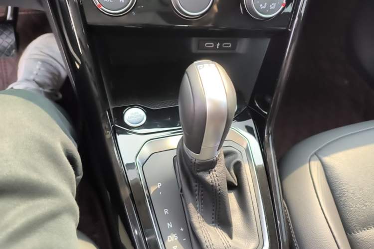 Used Volkswagen T-ROC 2022 280TSI DSG Two-Wheel Drive Comfort PLUS Gear Lever