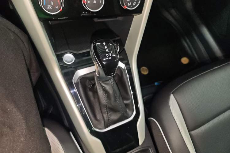 Used Volkswagen T-ROC 2024 300TSI DSG Two-Wheel-Drive Chen Guang Edition Gear Lever