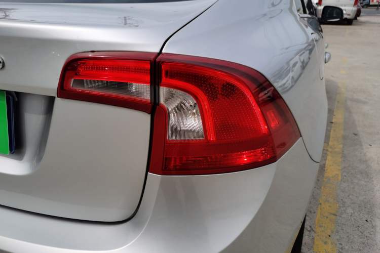 Used Volvo S60 2015 S60L 2.0T Zhiyuan Edition
