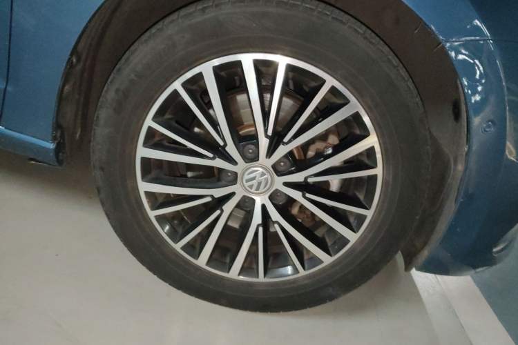 Used Volkswagen Touran 2016 Volkswagen Touran L 280TSI DSG Luxury Edition Right Front Wheel Hub