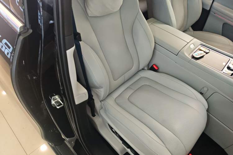 Used Hima AITO M9 2024 Range-Extended Ultra Version 42 kWh 6-Seater Model Right Front Seat