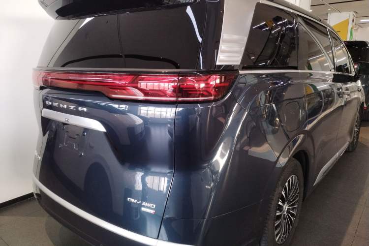 Used Denza D9 2025 DM-i Intelligent Drive 1020 Four-Wheel Drive Flagship Model
