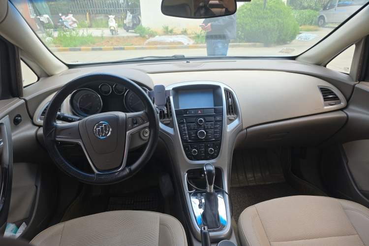 Used Buick GT 2013 GT 1.6L Automatic Fashion Edition Center Console