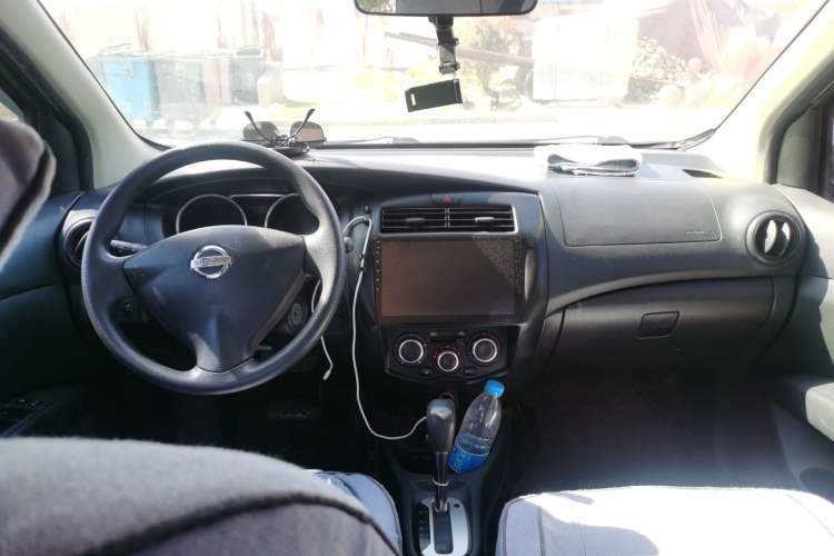 Used Nissan Livina 2015 1.6XE CVT Comfort Edition Center Console