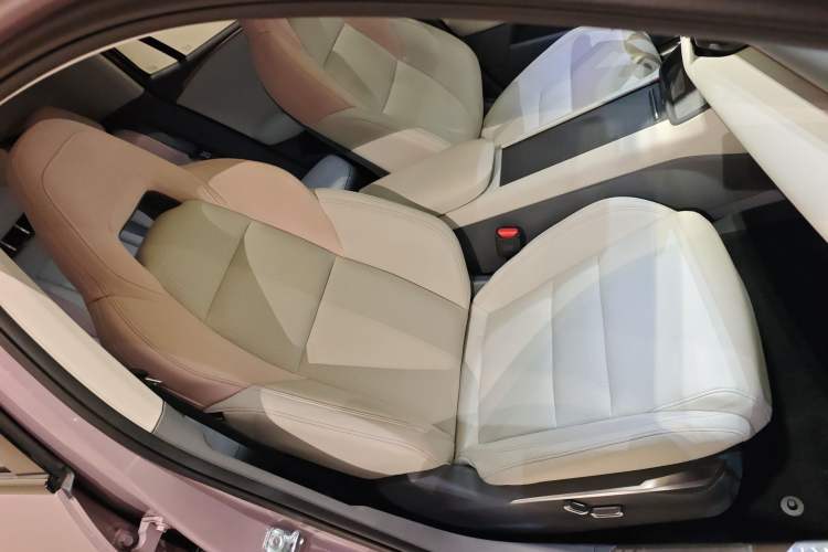 Used Lynk & Co 06 EM-P 2023 EM-P 126 Long-Range Halo Right Front Seat