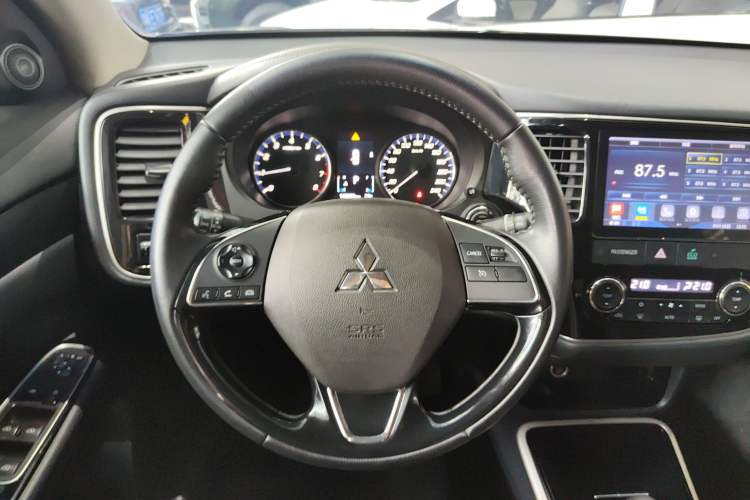 Used Mitsubishi Outlander 2019 2.0L Two-Wheel Drive Comfort Edition 7 Seats China V Emission Standard Steering Wheel