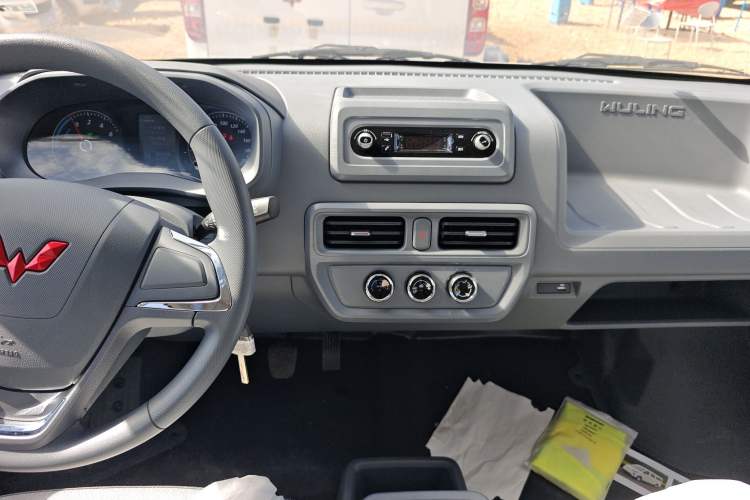 Used Wuling Yangguang 2024 300KM Comfort Version Passenger Van 75kW