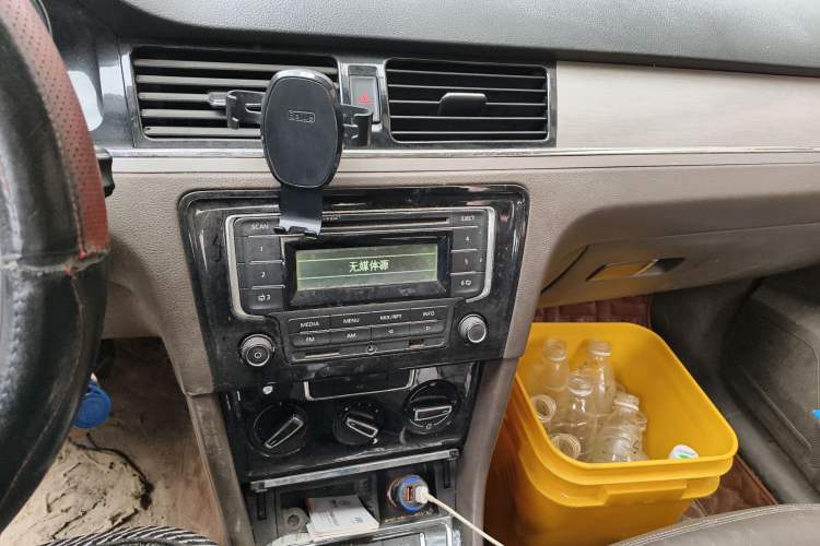 Used Volkswagen Bora 2014 1.6L Manual Comfort Model Audio And AC Panel