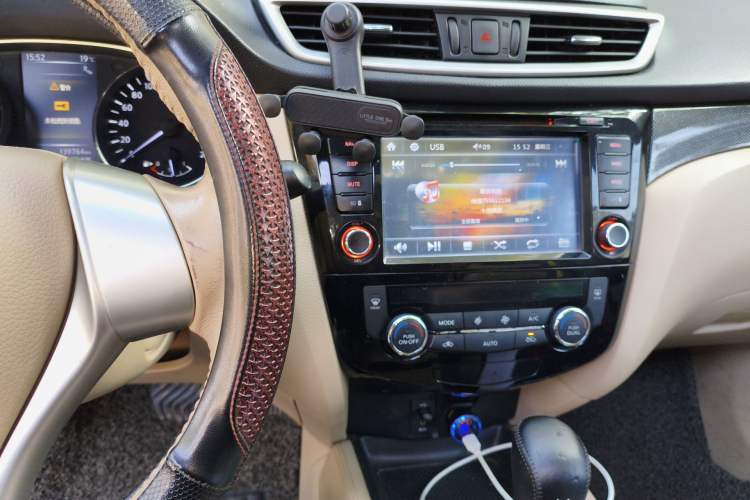 Used Nissan X-Trail 2014 2.5L CVT Leading Edition 4WD Audio And AC Panel