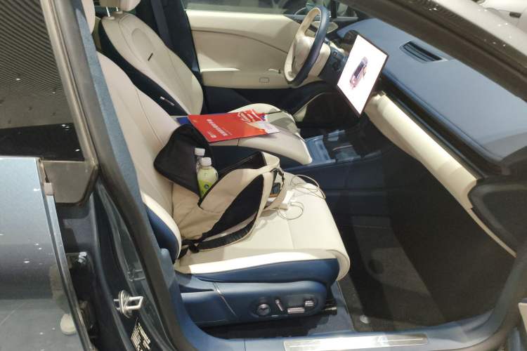 Used Zeekr 007 2024 Rear-Drive Version 100 kWh Right Front Seat