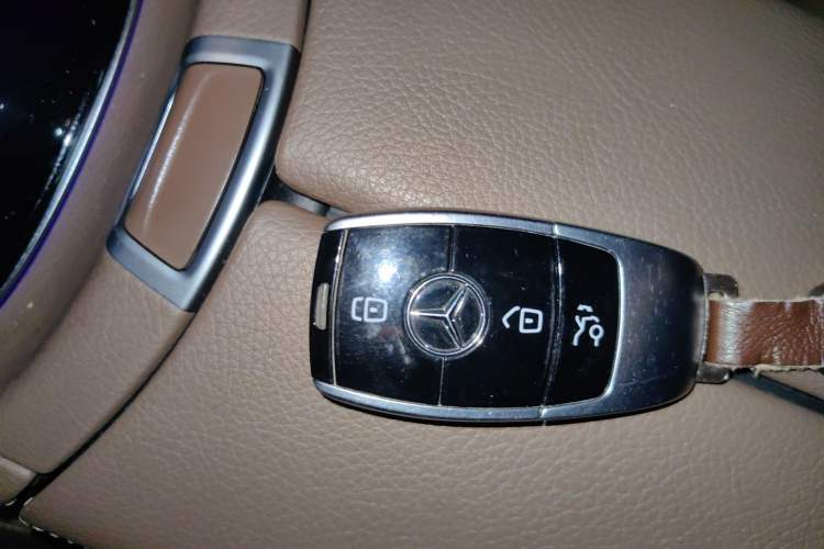 Used Mercedes-Benz E-Class 2016 E 300 L Stylish Model Interior 1