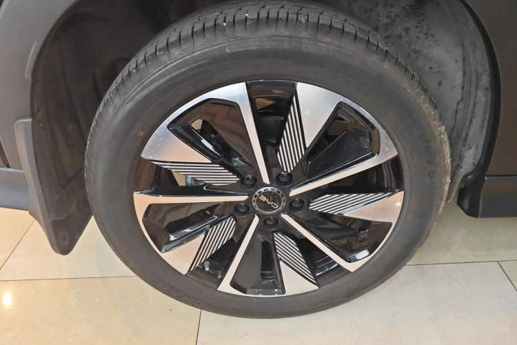 Used BYD Song PLUS New Energy 2025 DM-i Intelligent Driving 112KM Prestige Model Right Rear Wheel Hub