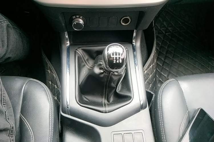 Used Dongfeng Palazzo 2021 1.8T Manual 4x4 Elite Edition Gear Lever