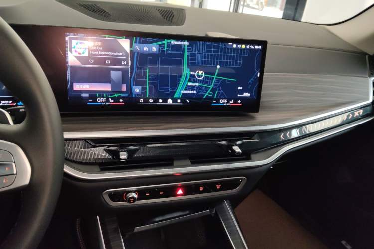 Used BMW X7 2024 xDrive40i Luxury Package – Leading Model Audio And AC Panel