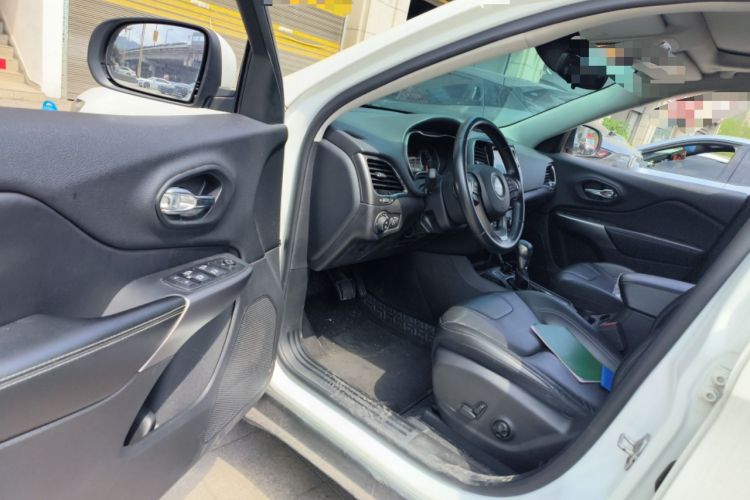 Used Jeep Cherokee 2019 2.0T Two-Wheel Drive Smart Enjoyment Version China VI Driver Seat