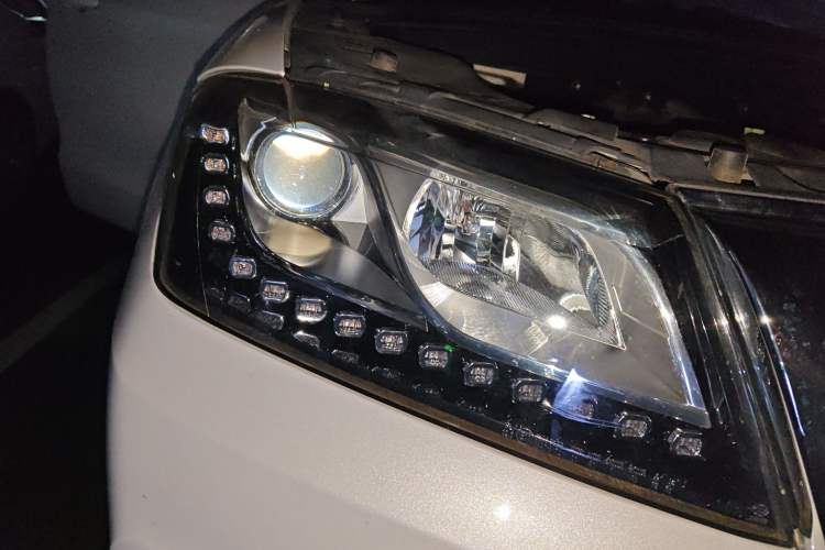 Used Haval H2 2018 Red-Label 1.5T Dual-Clutch Two-Wheel-Drive Luxury Model Right Front Headlight