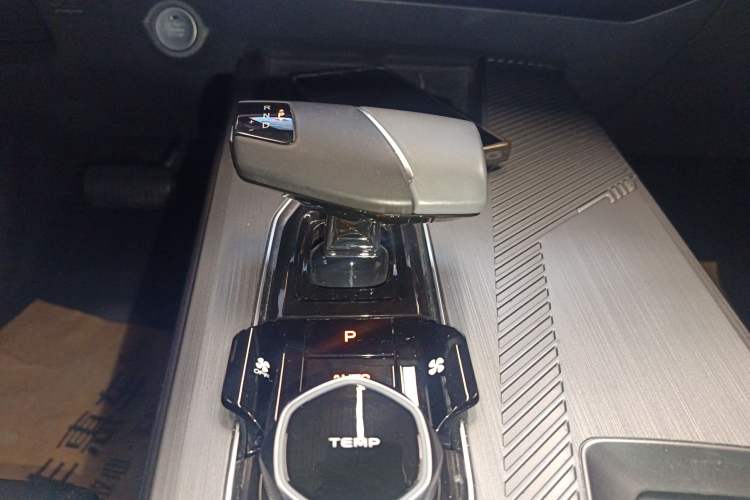 Used CHANGAN OSHAN Z6 New Energy 2022 Blue Whale iDD 150KM Flagship PLUS Smart Parking Edition Gear Lever