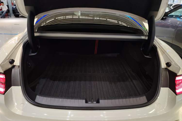 Used Xiaomi Auto SU7 2024 Four-Wheel Drive Ultra-Long Range Advanced Intelligent Driving Max Edition Trunk