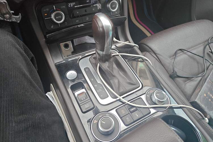 Used Volkswagen Touareg 2018 3.0 TSI Glory Collection Edition Gear Lever