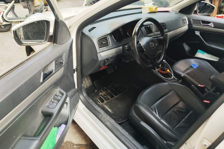 Used Volkswagen Lavida 2015 1.6L Automatic Comfort Edition
