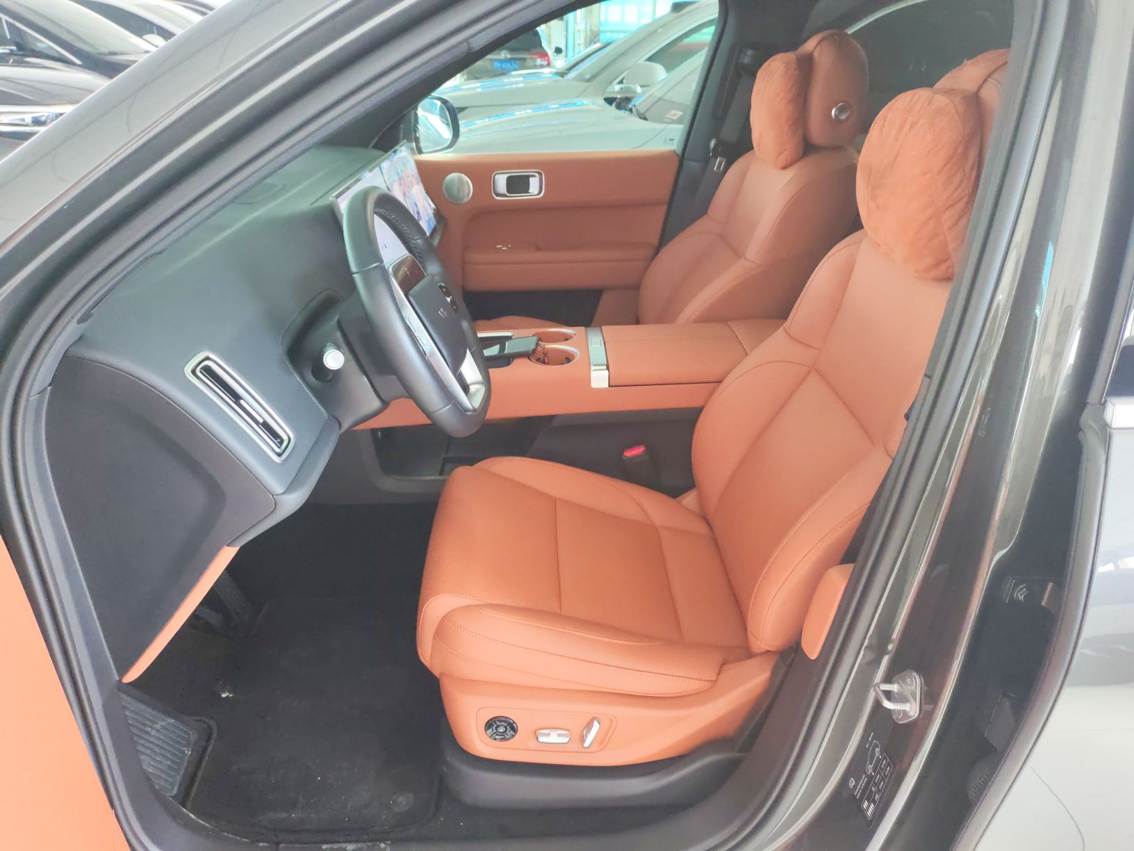 المقاعد الأمامية داخل السيارة