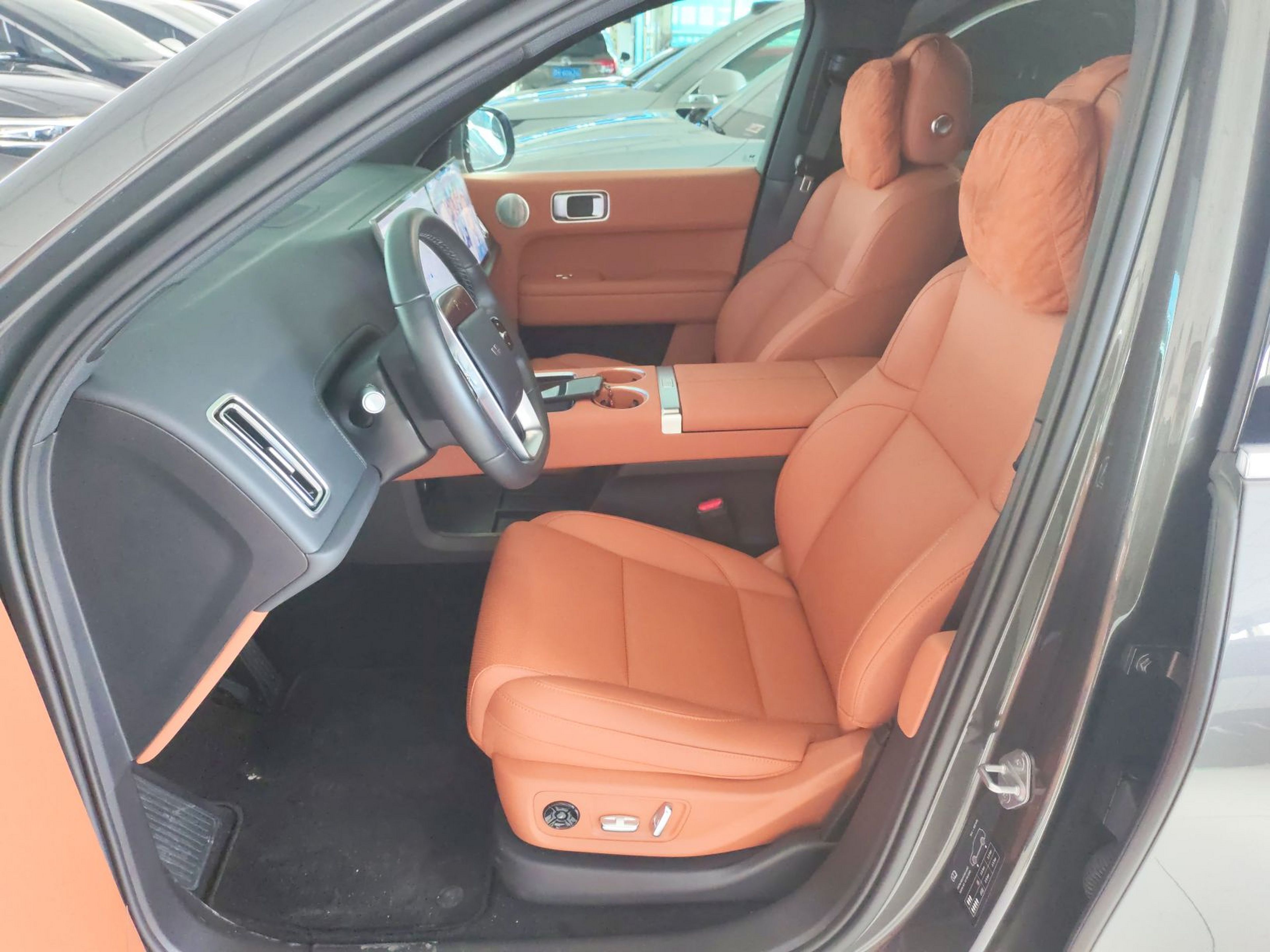 المقاعد الأمامية داخل السيارة