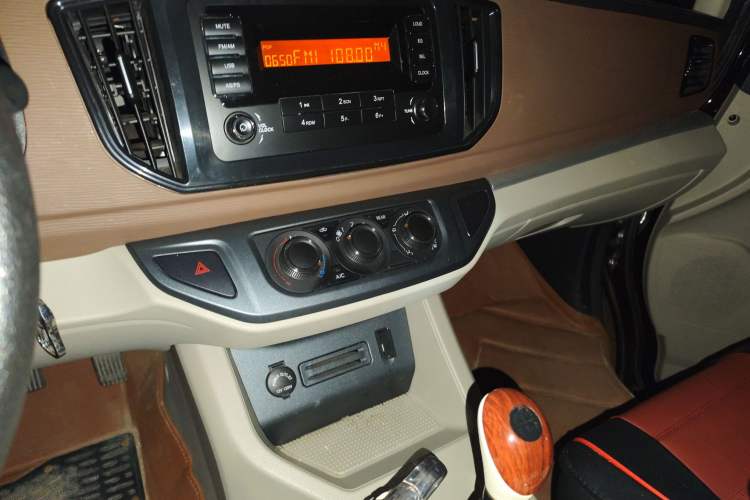 Used FORTHING Lingzhi 2019 M5L 1.6L 7-Seater Exclusive Model China VI Standard Audio And AC Panel