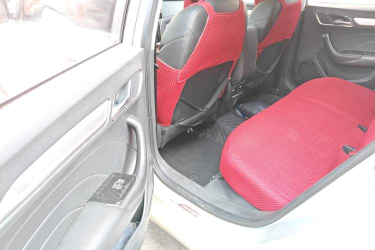 Used Roewe i6 New Energy 2017 45T Hybrid Connect & Smart Enjoyment Edition Interior 4