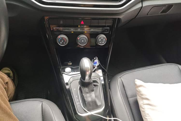 Used Volkswagen T-ROC 2019 280TSI DSG Two-Wheel Drive Comfort Version China VI Standard Gear Lever