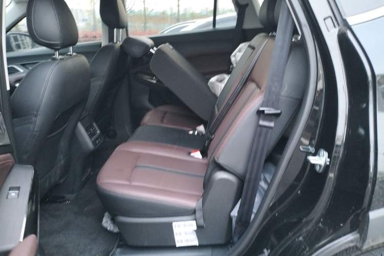 Used SOL X8 PLUS 2023 1.5 TGDI DCT Smart Edition 7-Seater Left Rear Seat