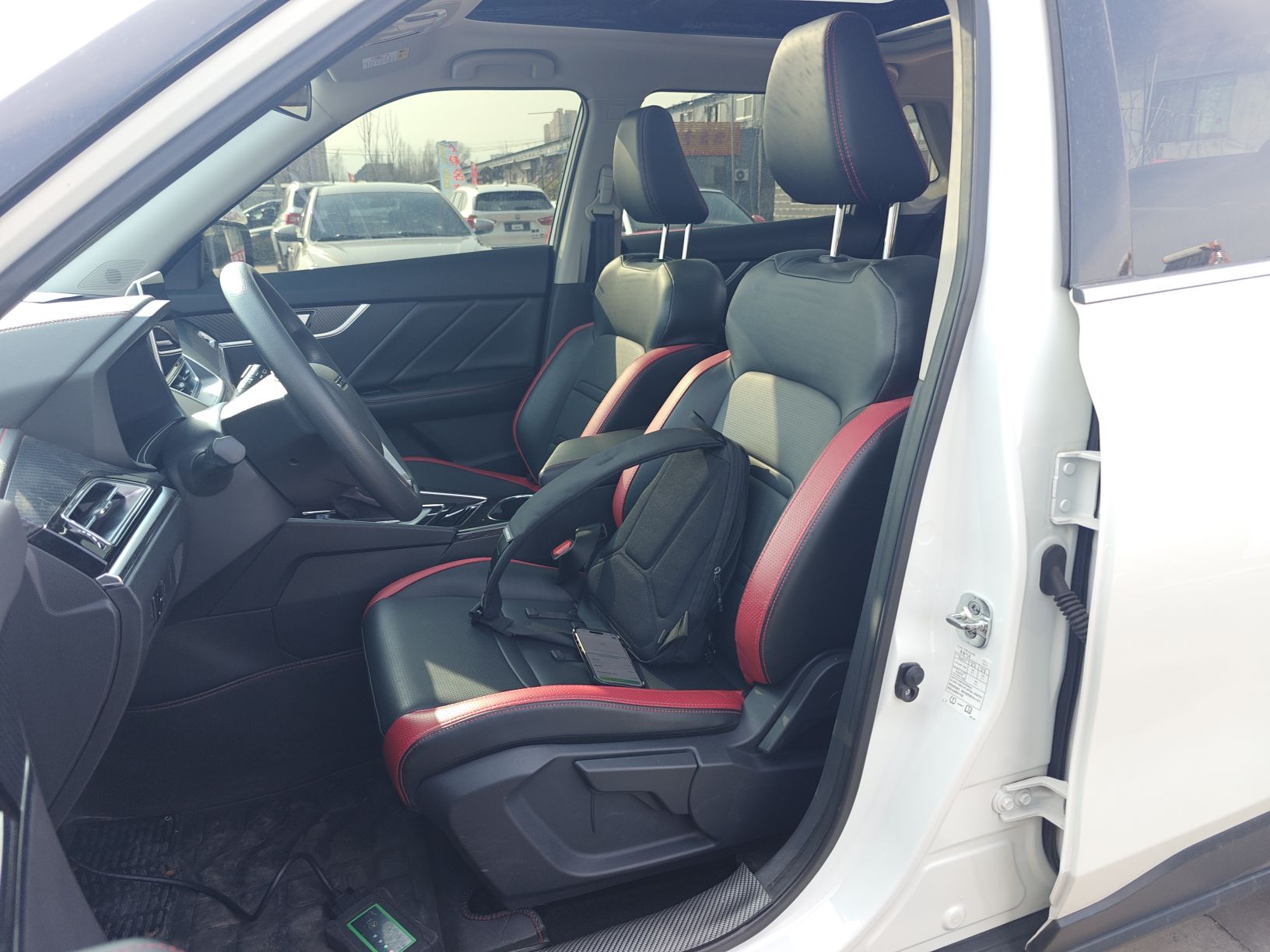 المقاعد الأمامية داخل السيارة