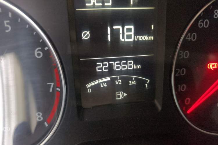 Used Volkswagen Cross Lavida 2014 1.4TSI DSG Odometer Close Up