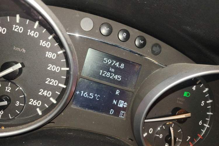 Used Mercedes-Benz R-Class 2014 R 400 4MATIC Business Model Odometer Close Up