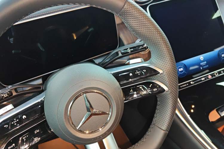 Used Mercedes-Benz GLC 2025 Refreshed GLC 300 L 4MATIC Dynamic Version 5 Seats Gear Lever